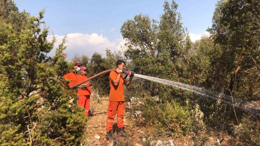 Antalya’da Bozuk Ormanlık Alanda Çıkan Yangın Söndürüldü