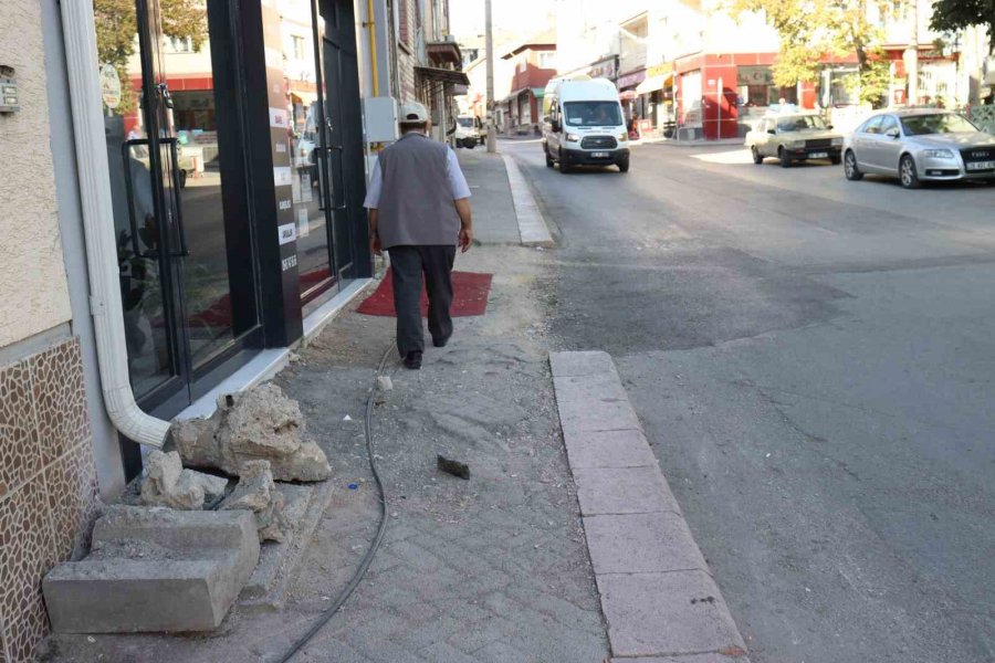 Bozuk Kaldırımlar Onarım Bekliyor