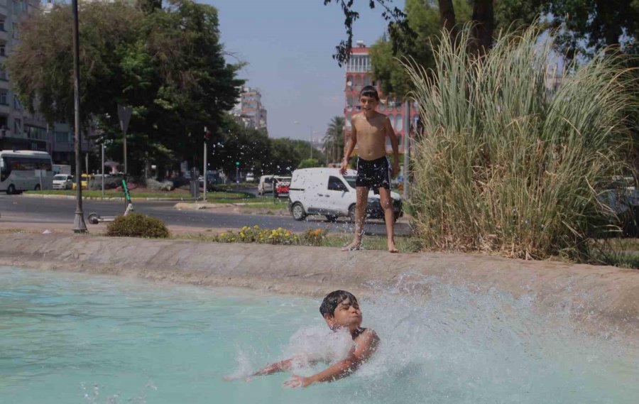 Denize Gidemeyen Çocukların Süs Havuzundaki Tehlikeli Serinlikleri