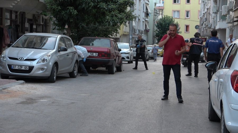 Araba Siperli Silahlı Çatışmadan Çıkan Mermi Dükkanının Önünde Duran Spotçuyu Kalbinden Vurdu