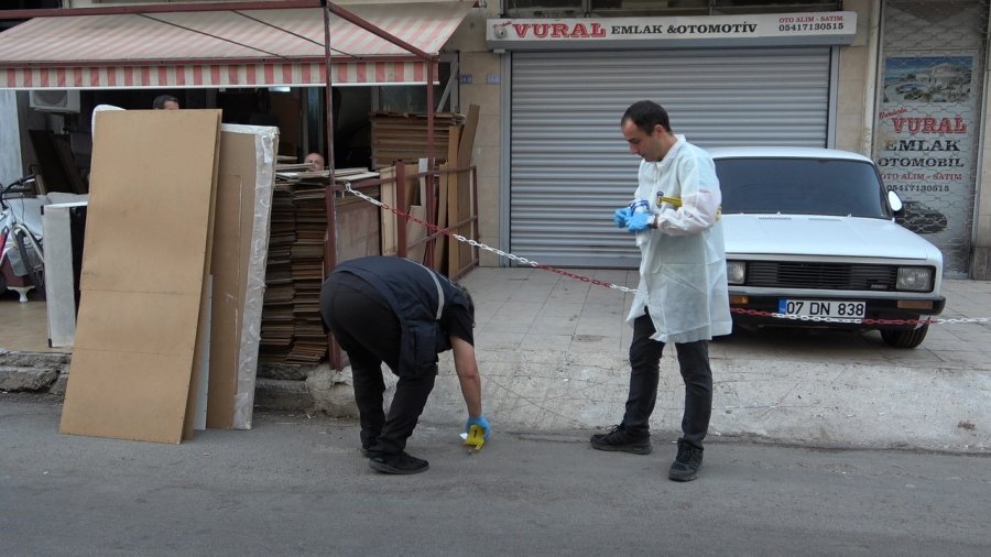 Araba Siperli Silahlı Çatışmadan Çıkan Mermi Dükkanının Önünde Duran Spotçuyu Kalbinden Vurdu