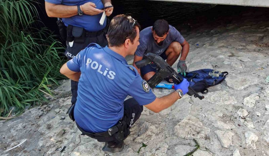 Madeni Para İçin Daldığı Çayın Dibinden Pompalı Tüfekle Çıktı