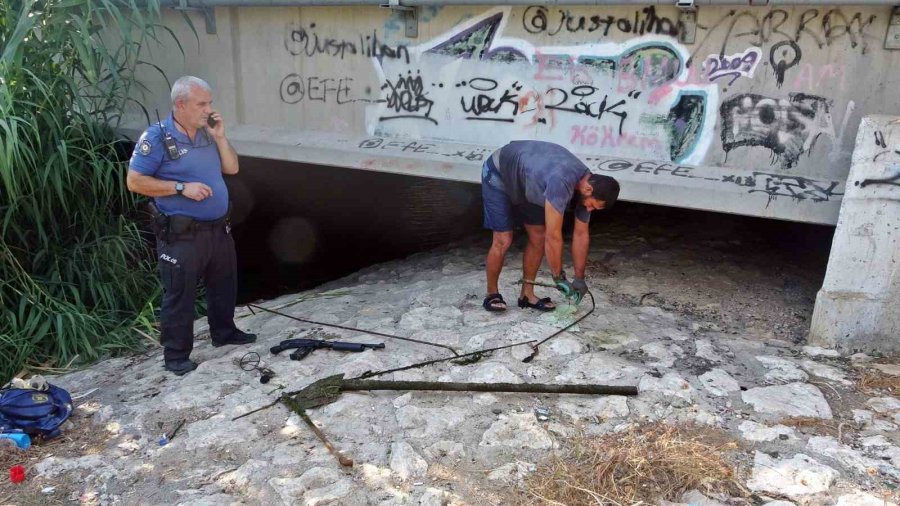 Madeni Para İçin Daldığı Çayın Dibinden Pompalı Tüfekle Çıktı