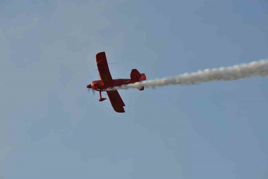 Türkiye’nin İlk Kadın Akrobasi Pilotu Ve Yerli Uçağımız Hürkuş İzleyenleri Mest Etti