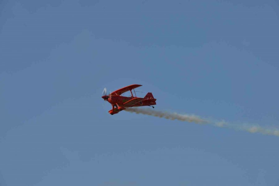 Türkiye’nin İlk Kadın Akrobasi Pilotu Ve Yerli Uçağımız Hürkuş İzleyenleri Mest Etti