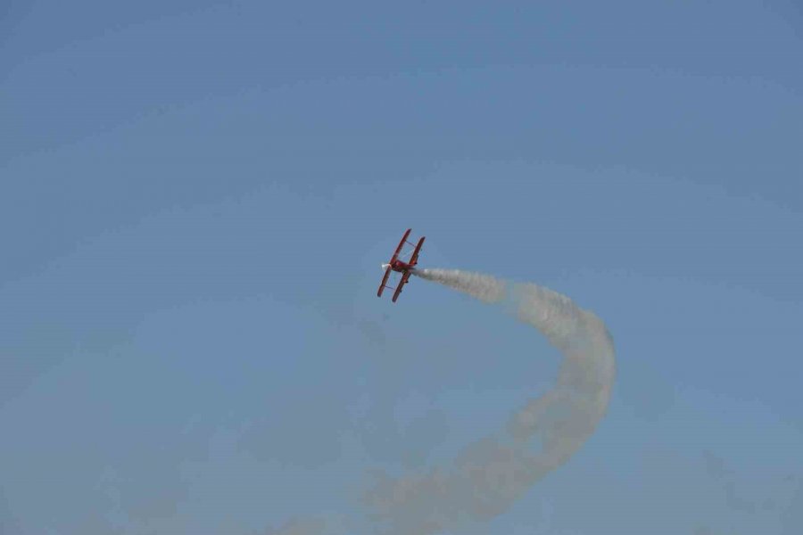 Türkiye’nin İlk Kadın Akrobasi Pilotu Ve Yerli Uçağımız Hürkuş İzleyenleri Mest Etti