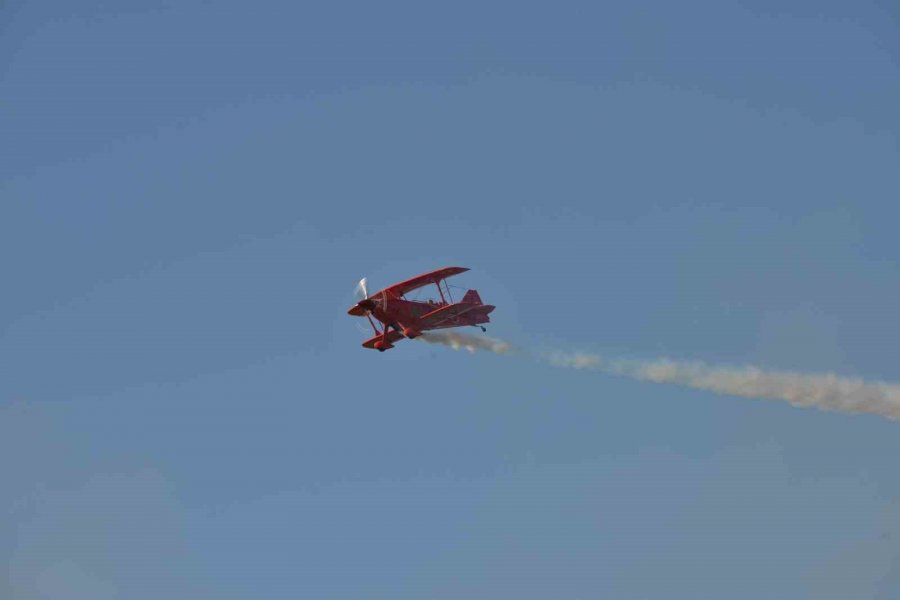 Türkiye’nin İlk Kadın Akrobasi Pilotu Ve Yerli Uçağımız Hürkuş İzleyenleri Mest Etti