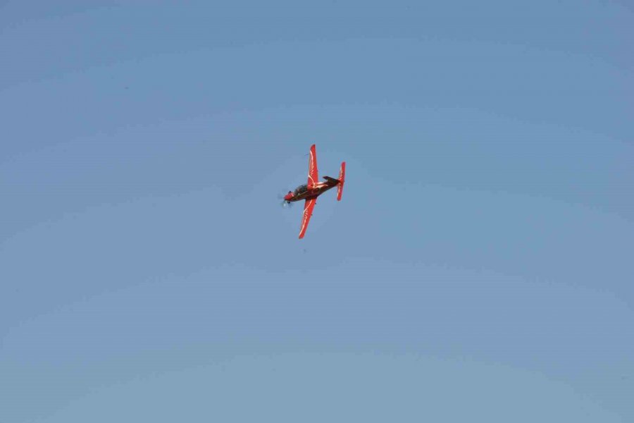 Türkiye’nin İlk Kadın Akrobasi Pilotu Ve Yerli Uçağımız Hürkuş İzleyenleri Mest Etti