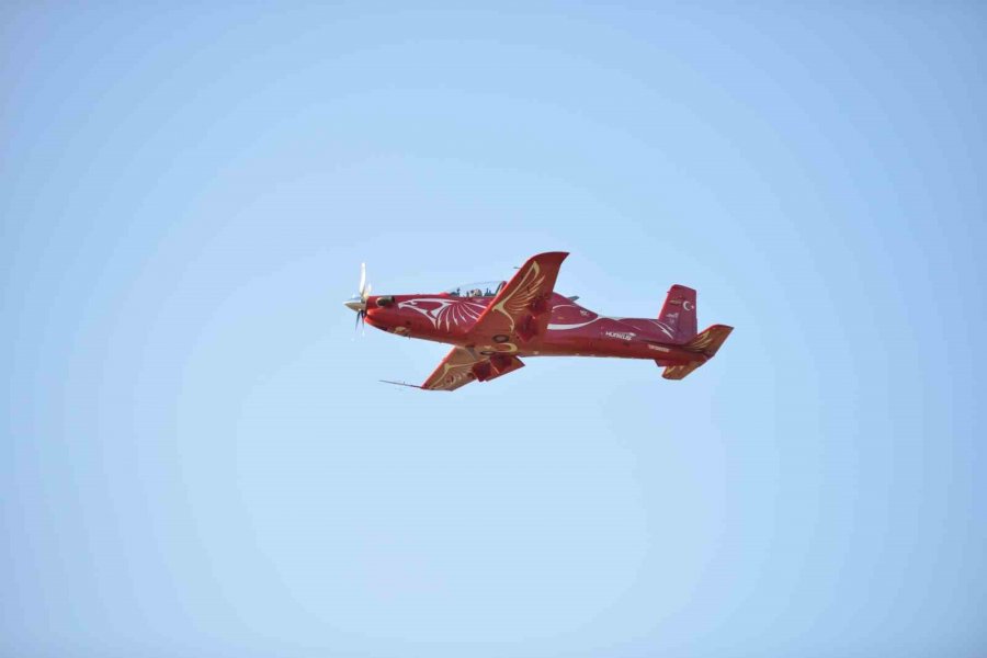 Türkiye’nin İlk Kadın Akrobasi Pilotu Ve Yerli Uçağımız Hürkuş İzleyenleri Mest Etti