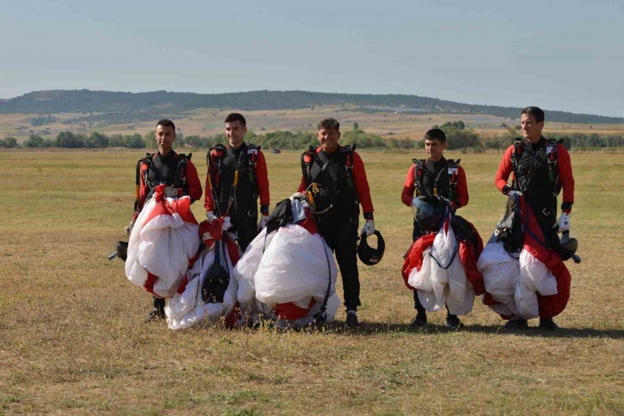 Jandarma Ve Tsk’dan Nefes Kesen Paraşüt Gösterisi