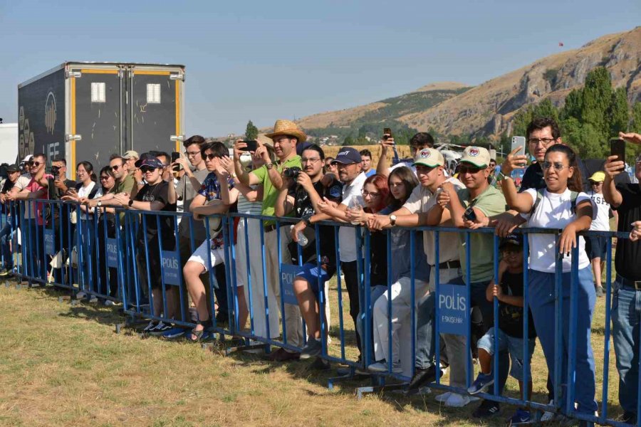 Jandarma Ve Tsk’dan Nefes Kesen Paraşüt Gösterisi