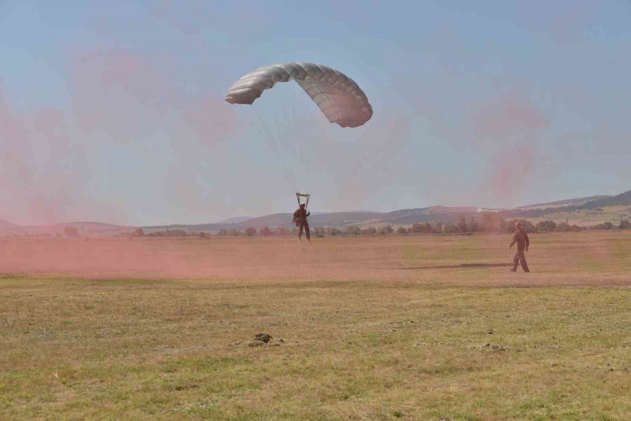 Jandarma Ve Tsk’dan Nefes Kesen Paraşüt Gösterisi