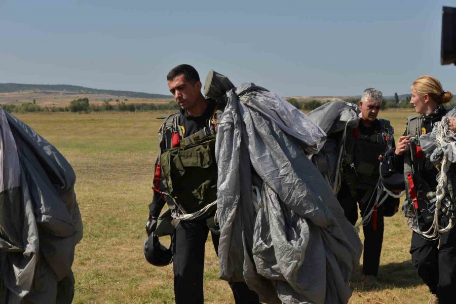 Jandarma Ve Tsk’dan Nefes Kesen Paraşüt Gösterisi