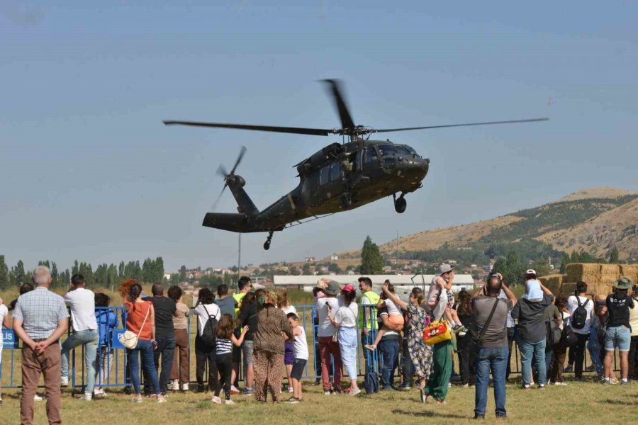 Jandarma Ve Tsk’dan Nefes Kesen Paraşüt Gösterisi