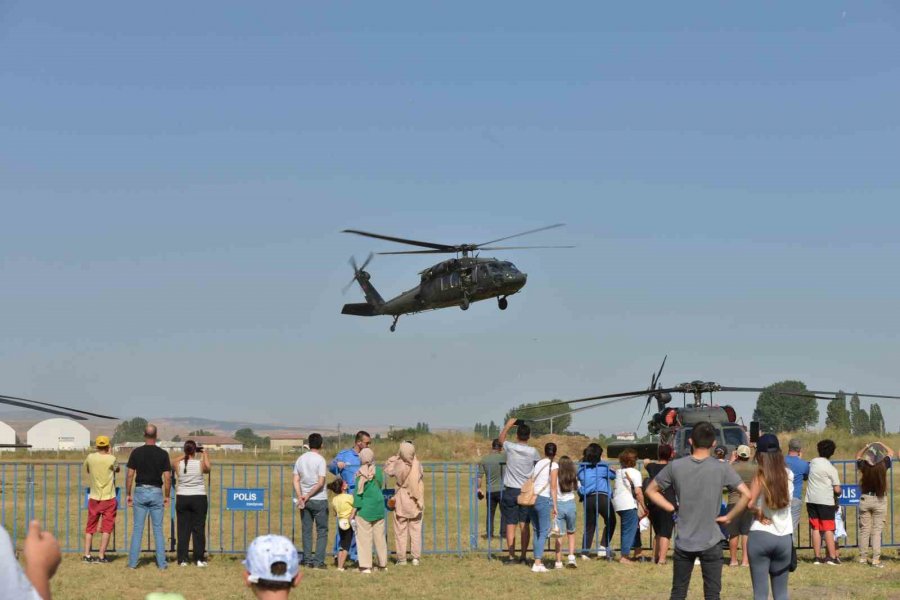 Jandarma Ve Tsk’dan Nefes Kesen Paraşüt Gösterisi