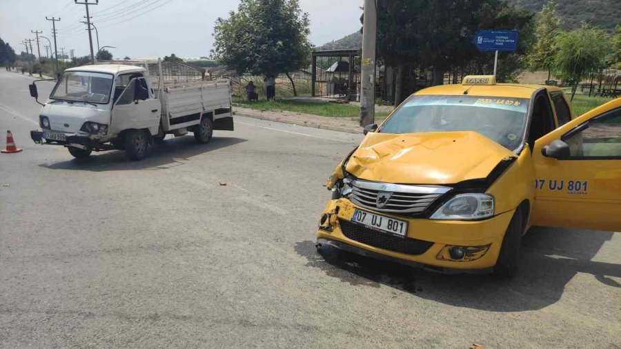 Gazipaşa’da Ticari Taksi İle Kamyonet Çarpıştı: 4 Yaralı