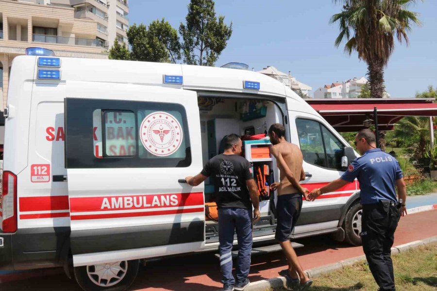 Antalya’da ‘tarzan’ Adam Alarmı: Demirlere Tırmandı, Polislerden Kaçıp Şemsiyenin Üzerine Çıktı