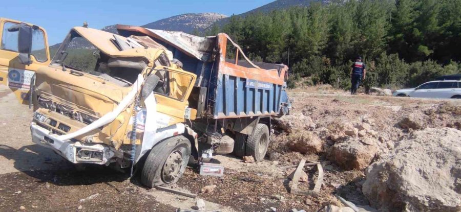 Kamyonla Çarpışan Otomobil Hurdaya Döndü: 1 Ölü, 1 Ağır Yaralı