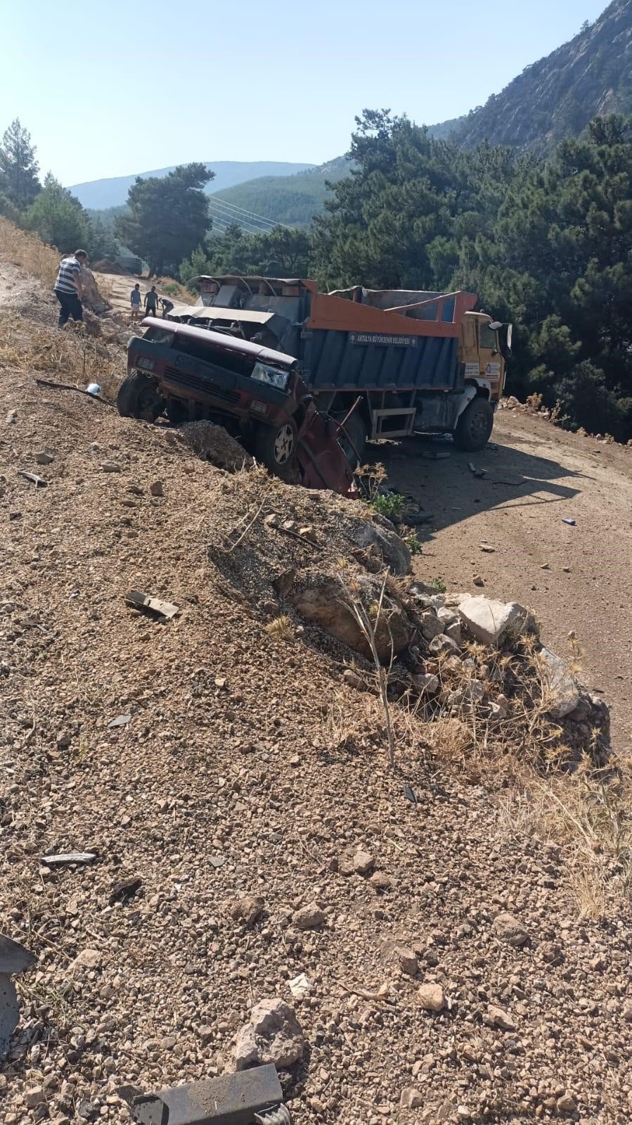 Kamyonla Çarpışan Otomobil Hurdaya Döndü: 1 Ölü, 1 Ağır Yaralı