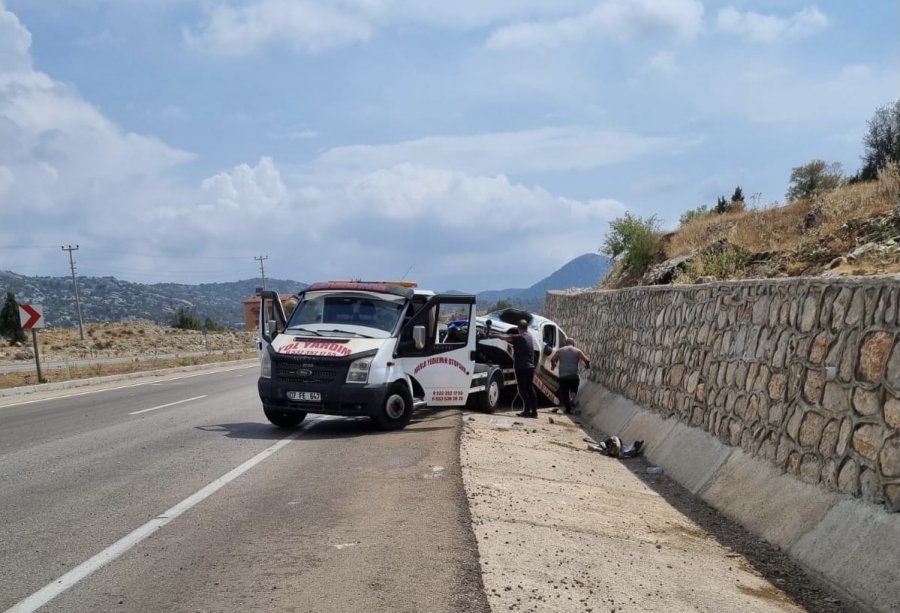 Antalya’da Trafik Kazası: 1 Yaralı