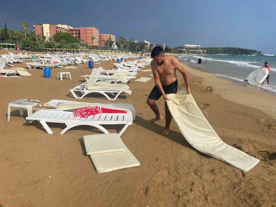 Alanya Plajında Tatilcilere Sağanak Yağış Ve Fırtına Şoku