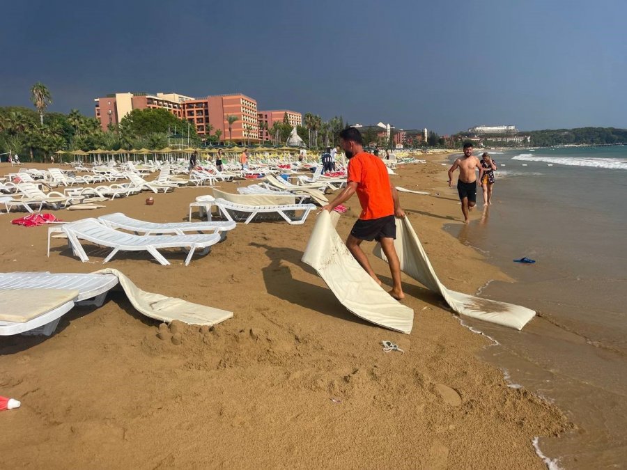 Alanya Plajında Tatilcilere Sağanak Yağış Ve Fırtına Şoku