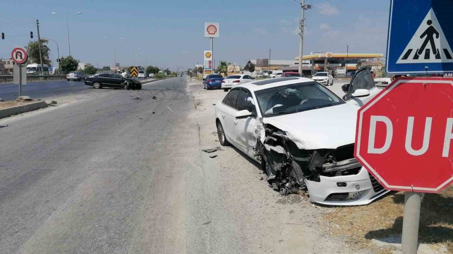 Otomobillerin Hurdaya Döndüğü Kazada 1 Sürücü Yaralandı