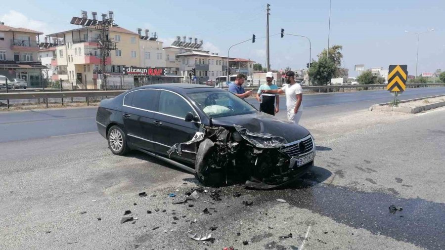 Otomobillerin Hurdaya Döndüğü Kazada 1 Sürücü Yaralandı