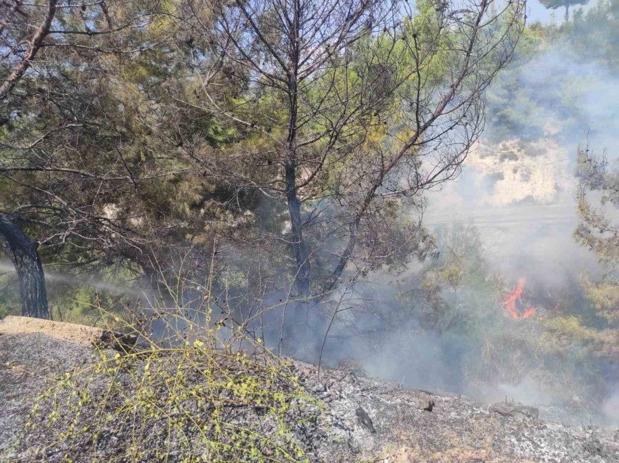 Antalya’da Çöp Dökülen Alandaki Yangına Helikopterle Müdahale Edildi