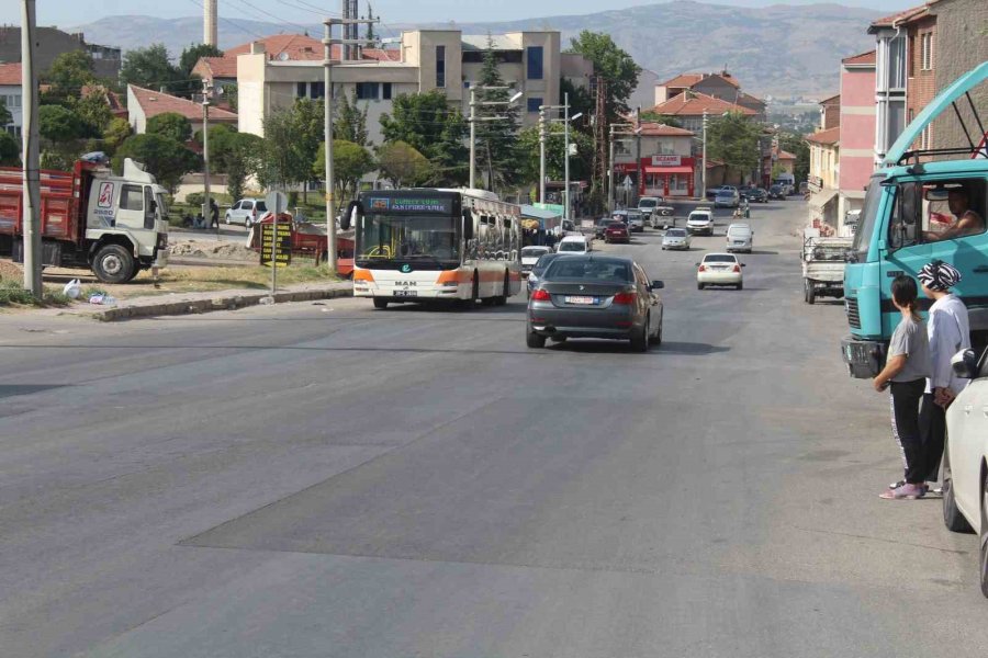 Yetersiz Trafik Önlemleri Alınmayan Caddeler Tehlike Saçıyor