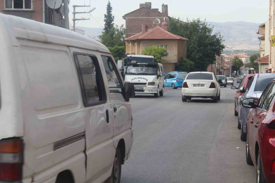 Yetersiz Trafik Önlemleri Alınmayan Caddeler Tehlike Saçıyor