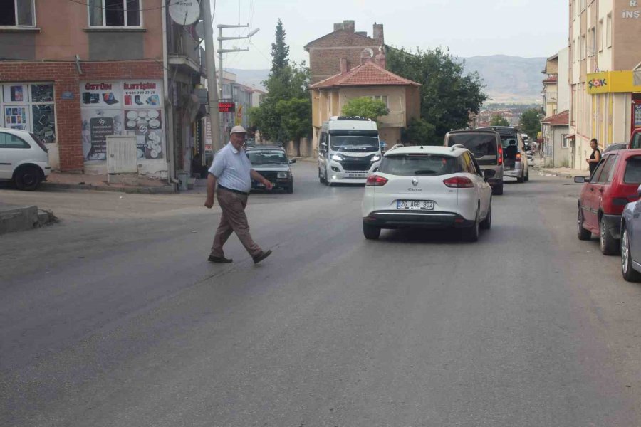 Yetersiz Trafik Önlemleri Alınmayan Caddeler Tehlike Saçıyor