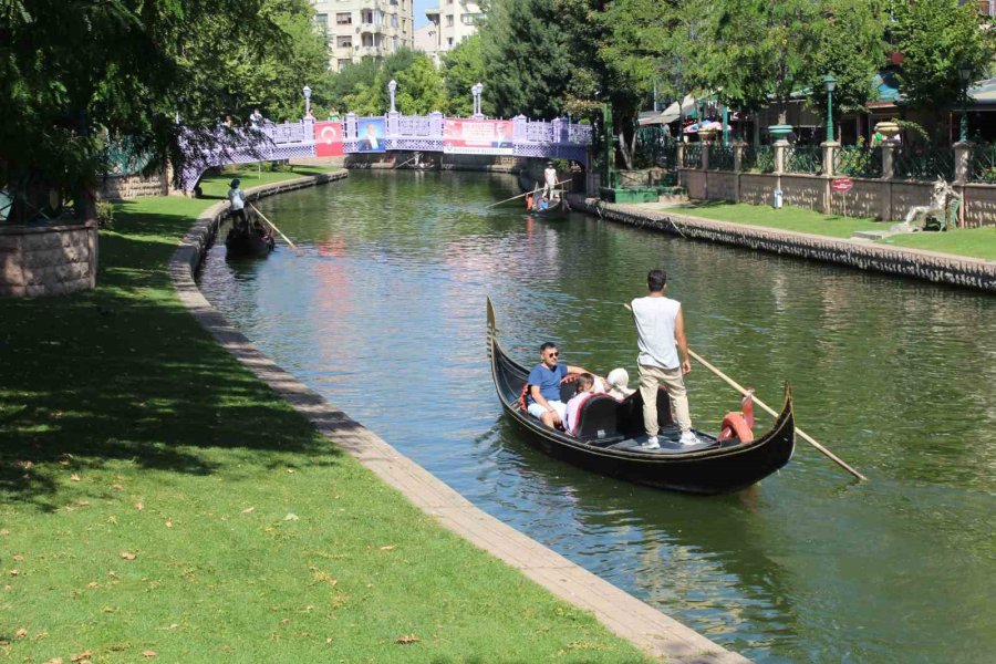 Eskişehirliler 30 Ağustos’u Gondol Gezisi Yaparak Geçirdiler