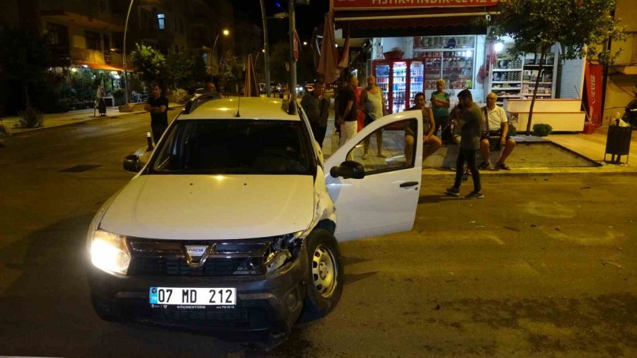 Çarpışan Otomobiller Hurdaya Döndü