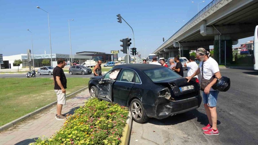 Kırmızı Işık İhlali Yapan Otobüs Otomobile, Ardından Alt Geçide Çarptı: 2 Yaralı