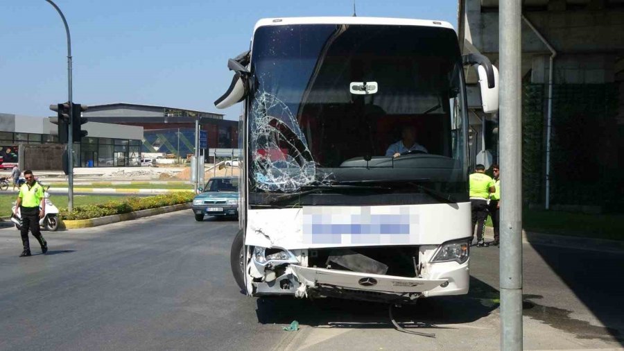 Kırmızı Işık İhlali Yapan Otobüs Otomobile, Ardından Alt Geçide Çarptı: 2 Yaralı