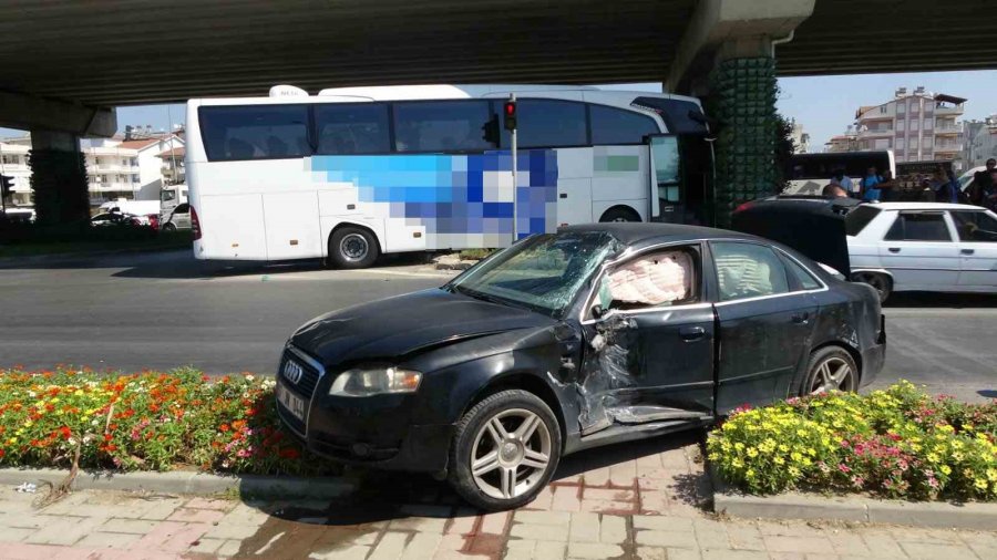 Kırmızı Işık İhlali Yapan Otobüs Otomobile, Ardından Alt Geçide Çarptı: 2 Yaralı