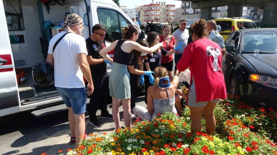 Kırmızı Işık İhlali Yapan Otobüs Otomobile, Ardından Alt Geçide Çarptı: 2 Yaralı