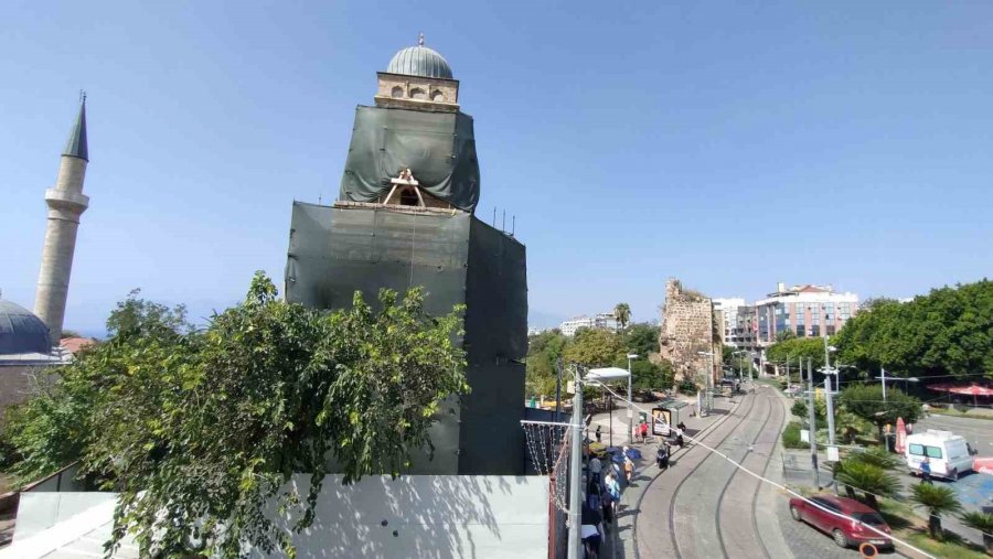 Antalya’nın Tarihi Saat Kulesi’nin Kaybolan Orijinal Saatinin Yerine İkizi Takılacak