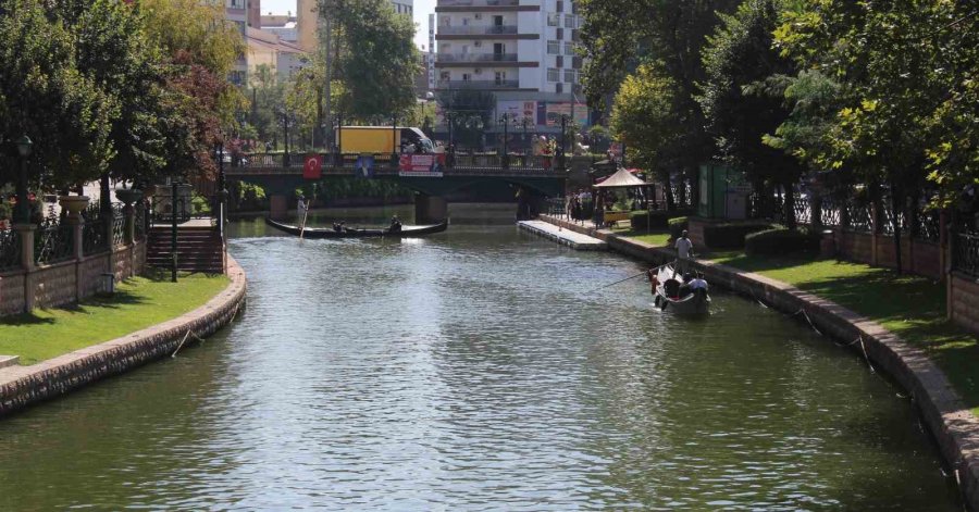 Eskişehirliler 30 Ağustos’u Gondol Gezisi Yaparak Geçirdiler