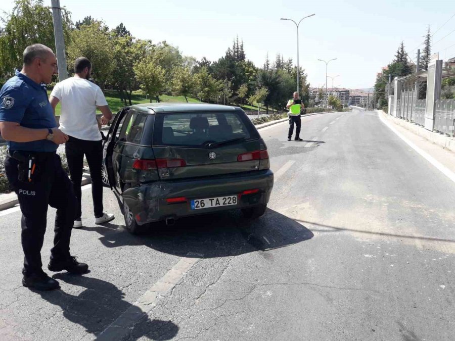 Savrulan Araç Tramvay Durağına Çarptı