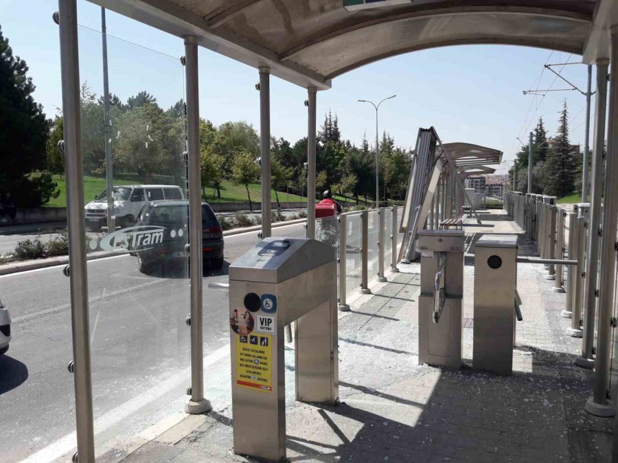 Savrulan Araç Tramvay Durağına Çarptı