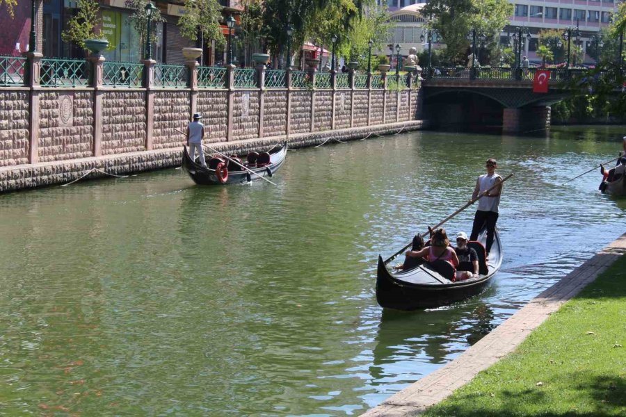 Eskişehirliler 30 Ağustos’u Gondol Gezisi Yaparak Geçirdiler