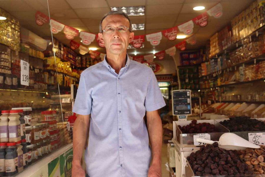 Eskişehir’de Sabah Erken Saatlerden İtibaren Tüm Dükkanlara Türk Bayrağı Asıldı