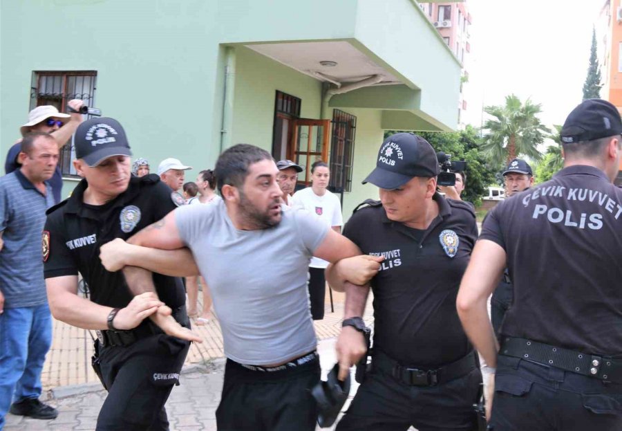 Antalya’da Yıkım Kararı Verilen 26 Yıllık Sitede Mühür Arbedesi: 6 Gözaltı