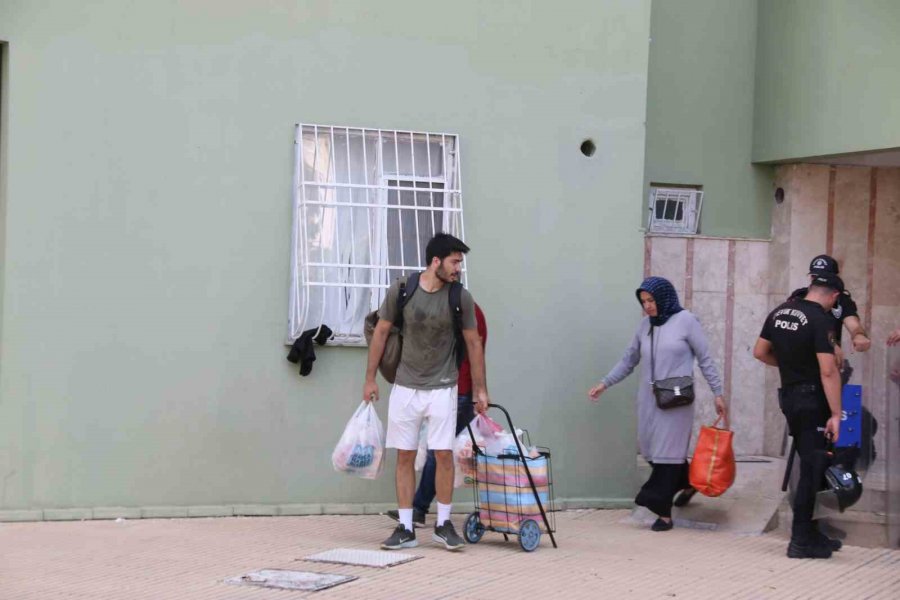 Antalya’da Yıkım Kararı Verilen 26 Yıllık Sitede Mühür Arbedesi: 6 Gözaltı