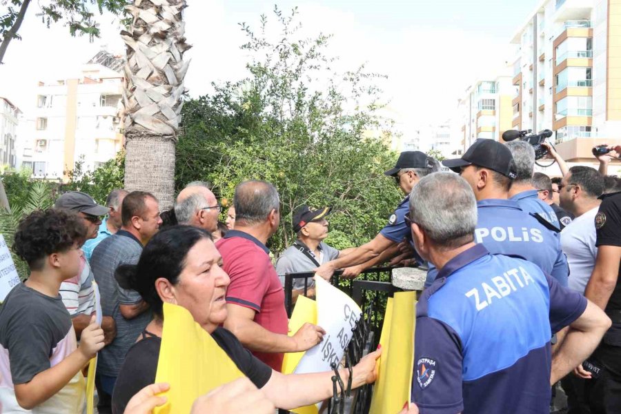 Antalya’da Yıkım Kararı Verilen 26 Yıllık Sitede Mühür Arbedesi: 6 Gözaltı