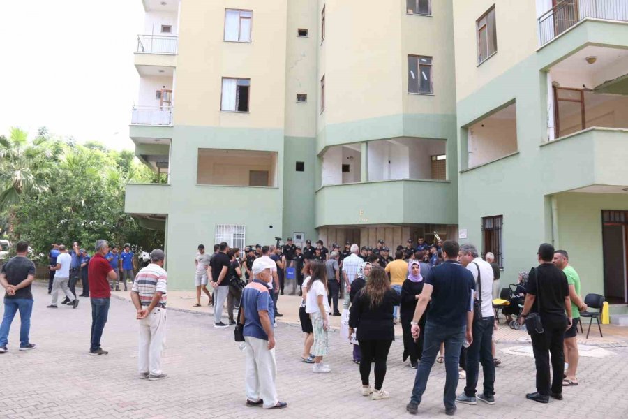 Antalya’da Yıkım Kararı Verilen 26 Yıllık Sitede Mühür Arbedesi: 6 Gözaltı