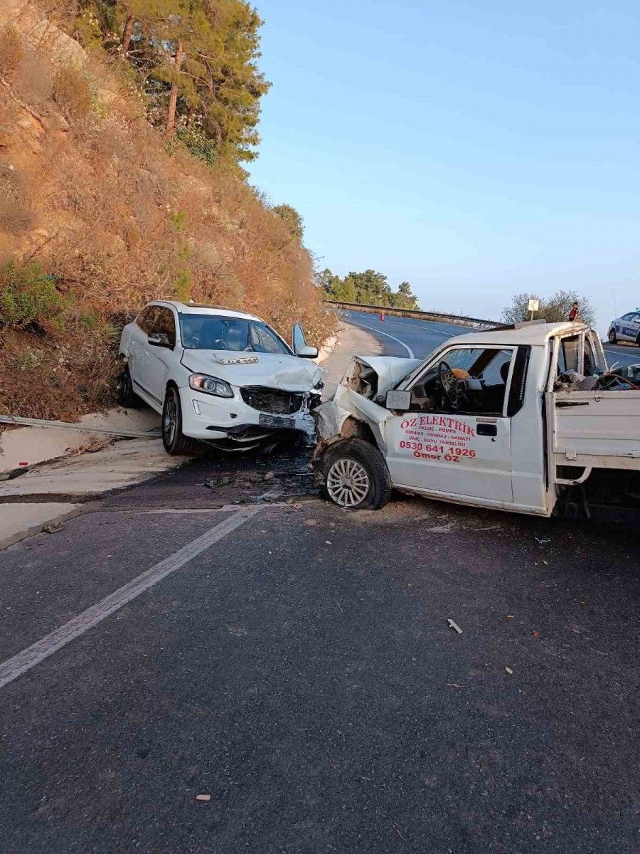 Hatalı Sollama Kaza Getirdi: 4 Yaralı