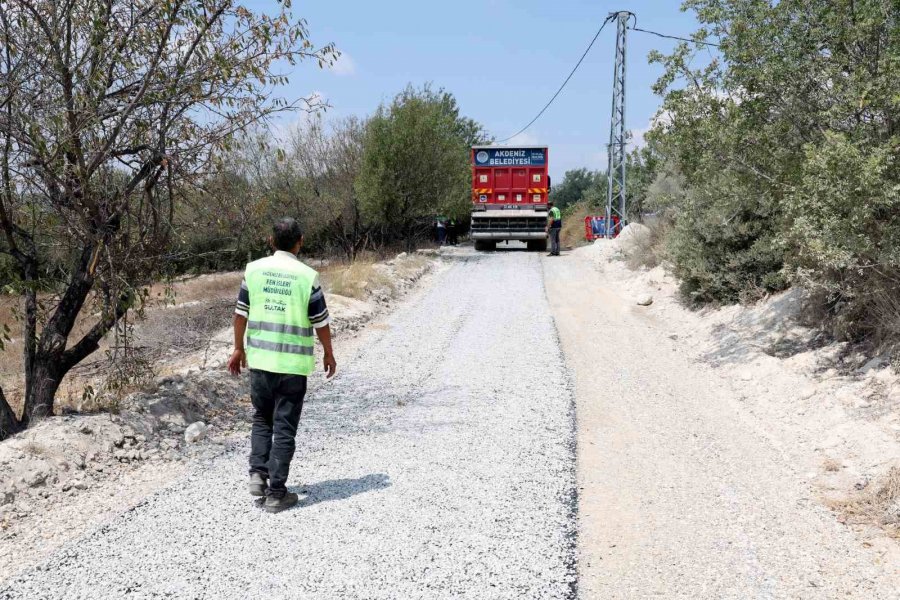 Akdeniz’de Asfalt Çalışmaları Sürüyor